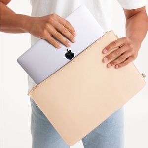 BEIS- beisics laptop sleeve in beige